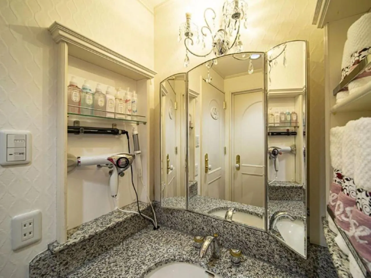 Hotel Rose Lips Shinsaibashi ローズリップス心斎橋 à Ōsaka Love hôtel